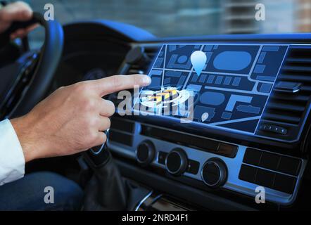 Mann, der während der Autofahrt das Navigationssystem benutzt, Nahaufnahme Stockfoto