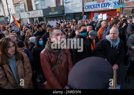 Pro-LGBT-Gegenprotester schützen und umzingeln Honor Oak Pub und vertreiben rechtsextreme Aktivisten wie Calvin Robinson. Ehimetalor Unuabona/Alamy Stockfoto