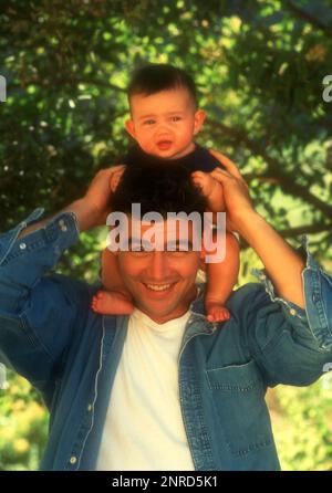 Los Angeles, Kalifornien, USA 1. Juli 1996 (EXKLUSIV) Schauspieler Kyle Candler und Tochter Sydney Chandler posieren bei einem exklusiven Fotoshooting am 1. Juli 1996 in Los Angeles, Kalifornien, USA. Foto: Barry King/Alamy Stock Photo Stockfoto