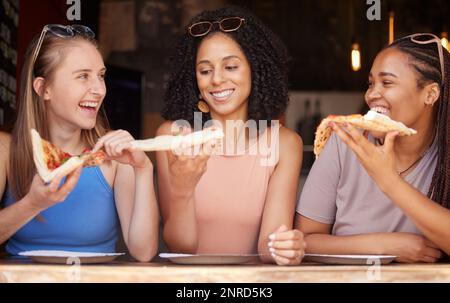 Frau, Freunde und lächeln für Pizza, Essen oder Essen im Restaurant zusammen in Freundschaft. Glückliche hungrige Frauen, die lächeln und sich bei einem lustigen Date entspannen Stockfoto