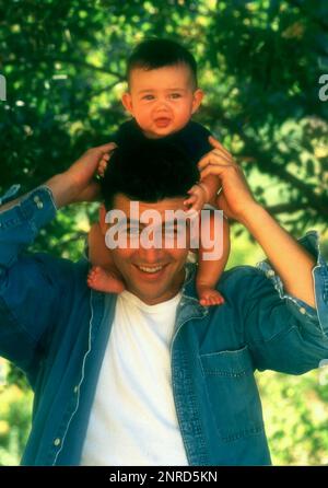 Los Angeles, Kalifornien, USA 1. Juli 1996 (EXKLUSIV) Schauspieler Kyle Candler und Tochter Sydney Chandler posieren bei einem exklusiven Fotoshooting am 1. Juli 1996 in Los Angeles, Kalifornien, USA. Foto: Barry King/Alamy Stock Photo Stockfoto