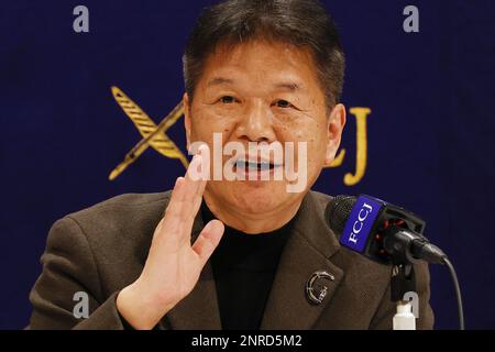 Tokio, Japan. 27. Februar 2023. Nobuyuki Matsutake, ehemaliges Mitglied der Kommunistischen Partei Japans (JCP), spricht während einer Pressekonferenz im japanischen Auslandskorrespondenzklub in Tokio. Matsutake, ehemaliges Mitglied der ältesten politischen Partei in Japan, sagte, dass die JCP nie eine offene Wahl für ihre Spitzenpositionen hatte. Er bat um eine Abstimmung und erklärte seine Absicht, Kazuo Shii herauszufordern, der seit 2000 als Fraktionsvorsitzender fungiert. Daher wurden Matsutakes Reformen ignoriert und von der Schule verwiesen. (Kreditbild: © Rodrigo Reyes Marin/ZUMA Press Wire) NUR REDAKTIONELLE VERWENDUNG! Nicht für Commerc Stockfoto