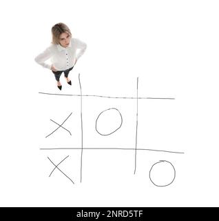 Junge Frau und Darstellung des Tic-tac-Toe-Spiels auf weißem Hintergrund, über der Ansicht. Konzept der Geschäftsstrategie Stockfoto