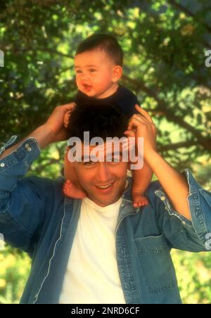 Los Angeles, Kalifornien, USA 1. Juli 1996 (EXKLUSIV) Schauspieler Kyle Candler und Tochter Sydney Chandler posieren bei einem exklusiven Fotoshooting am 1. Juli 1996 in Los Angeles, Kalifornien, USA. Foto: Barry King/Alamy Stock Photo Stockfoto