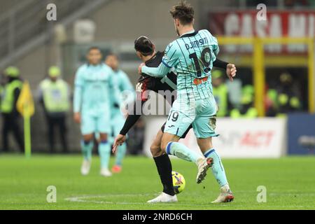 Mailand, Italien. 26. Februar 2023. Berat Djimsiti #19 von Atalanta verteidigt Zlatan Ibrahimovic #11 von AC Mailand in der Serie A Match zwischen AC Mailand und Atalanta Bergamo im Stadio Giuseppe Meazza am 26. 2023. Februar in Mailand, Italien Kredit: Mickael Chavet/Alamy Live News Stockfoto