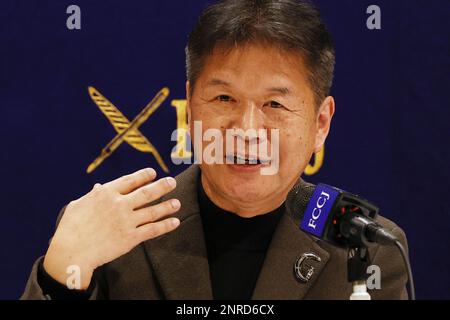 Tokio, Japan. 27. Februar 2023. Nobuyuki Matsutake, ehemaliges Mitglied der Kommunistischen Partei Japans (JCP), spricht während einer Pressekonferenz im japanischen Auslandskorrespondenzklub in Tokio. Matsutake, ehemaliges Mitglied der ältesten politischen Partei in Japan, sagte, dass die JCP nie eine offene Wahl für ihre Spitzenpositionen hatte. Er bat um eine Abstimmung und erklärte seine Absicht, Kazuo Shii herauszufordern, der seit 2000 als Fraktionsvorsitzender fungiert. Daher wurden Matsutakes Reformen ignoriert und von der Schule verwiesen. (Kreditbild: © Rodrigo Reyes Marin/ZUMA Press Wire) NUR REDAKTIONELLE VERWENDUNG! Nicht für Commerc Stockfoto