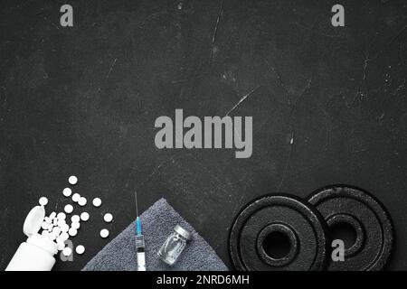 Verschiedene Drogen und Sportgeräte auf schwarzem Hintergrund, flach liegend mit Platz für Text. Dopingkontrolle Stockfoto