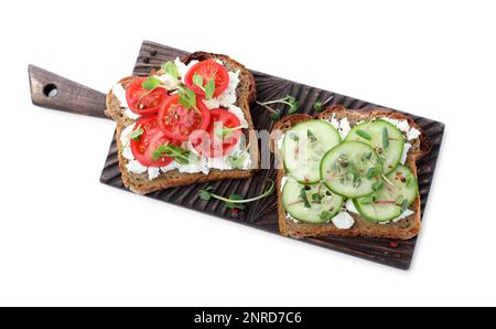 Köstliche Sandwiches mit Gemüse, Mikrogreens und Käse auf weißem Hintergrund, Draufsicht Stockfoto