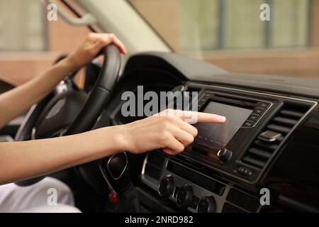 Frau, die beim Autofahren das Navigationssystem benutzt, Nahaufnahme Stockfoto