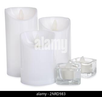 Verschiedene dekorative flammenlose LED-Kerzen auf weißem Hintergrund Stockfoto