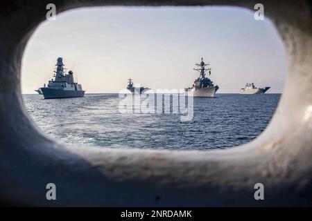 230224-N-TC847-1073 ADRIATISCHE SEE (24. Februar 2023) der Flugzeugträger der Nimitz-Klasse USS George H.W. Bush (CVN 77) segelt in Formation mit dem Arleigh Burke-Klasse-Guided-Raketenzerstörer USS Delbert D. Black (DDG 119), dem italienischen Navy Orizzonte-Klasse-Zerstörer CAIO Duilio (D 554), dem italienischen Navy-Flugzeugträger ITS Cavour (C 550) und dem spanischen Navy Amphibienschiff Juan Carlos (L-61), 24. Februar 2023. Die George H.W. Die Bush Carrier Strike Group ist in den USA stationiert Marinestreitkräfte Europa Einsatzgebiet, angestellt von den USA Die sechste Flotte verteidigt die USA, die Alliierten und Partner i. Stockfoto