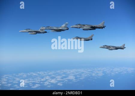 230221-N-NO777-1004 GRIECHENLAND (21. Februar 2023) ein F/A-18F Super Hornet, angeschlossen an Strike Fighter Squadron (VFA) 103, eine italienische AV-8B Harrier, eine spanische Navy AV-8B Harrier und griechische Rafales fliegen während des kombinierten Langstreckenstreiks über Griechenland, 21. Februar 2023. Carrier Air Wing (CVW) 7 ist die offensive Luft- und Streikkomponente der Carrier Strike Group (CSG) 10 und der George H.W. Buchse CSG. Die Geschwader von CVW-7 sind VFA-86, VFA-103, VFA-136, VFA-143, Electronic Attack Squadron (VAQ) 140, Carrier Airborne Early Warning Squadron (VAW) 121, Helicopter Sea Combat Squadron (HSC) 5 und Helicopter Stockfoto