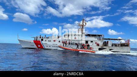 EIN US-AMERIKANISCHER Coast Guard Station Marathon 45-Foot Response Boat-Medium Boat Crew transferiert Migranten zum Coast Guard Cutter Jacob Paroo etwa 20 Meilen vor der Küste von Marathon, Florida, 21. Februar 2023. Der Paroo ist ein Sentinel-Cutter, der unabhängig eingesetzt werden kann, um Missionen durchzuführen, die die Sicherheit von Häfen, Wasserstraßen und Küsten, Fischereipatrouillen, Such- und Rettungseinsätze und die nationale Verteidigung umfassen. USA Foto der Küstenwache von Petty Officer 3. Klasse Ian Gray. Stockfoto