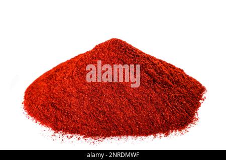 Chili-Paprika-Pulverstapel isoliert auf weißem Hintergrund Stockfoto