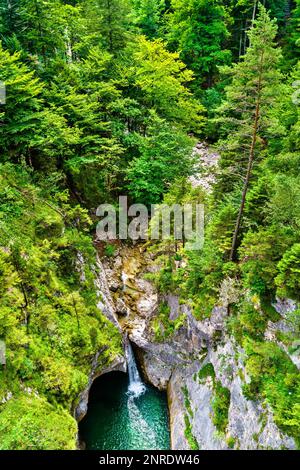 Poellat-Wasserfall unter Schloss Neuschwanstein in Bayern Stockfoto