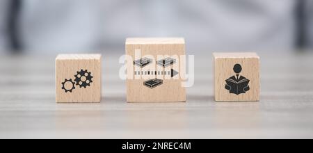 Holzblöcke mit Symbol für Weiterbildungskonzept Stockfoto