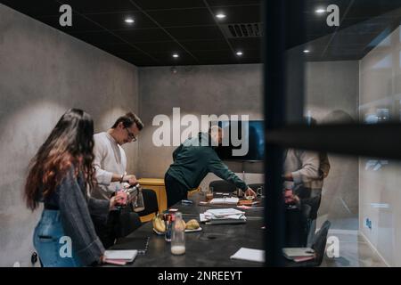 Unternehmerinnen und Unternehmerinnen verschiedener Rassen im Vorstand des Kreativbüros Stockfoto