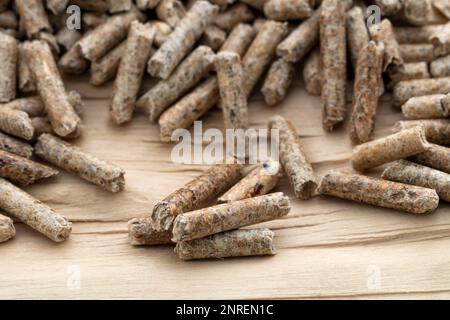 Holzpellets auf Holzhintergrund Stockfoto