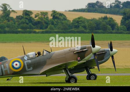 Vickers Supermarine Spitfire Mk VB, BM597, G-MKVB, Flying Legends 2014, Duxford Air Display, Cambridgeshire, England, Vereinigtes Königreich, Stockfoto