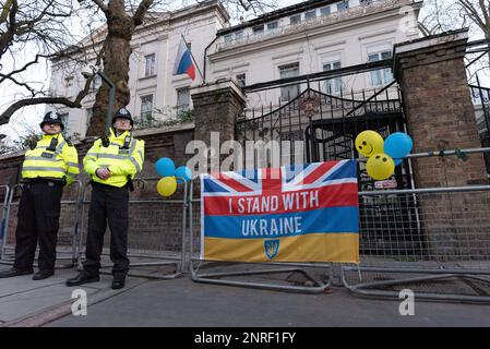 London, Großbritannien. 24. Februar 2023. Der Eingang der russischen Botschaft, wo eine Flagge, die "Ich stehe zur Ukraine" verkündet, mit Baloons, Wai, verbunden ist Stockfoto