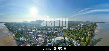 Panoramaansicht Luftaufnahme der Phuket Insel Thailand von der Drone Kamera aus Hochwinkelansicht Stockfoto