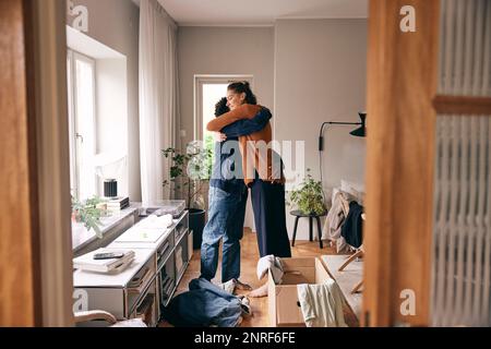 Seitenansicht eines Paares, das sich zu Hause umarmt Stockfoto