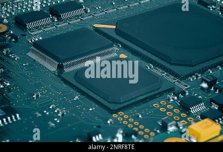 Nahaufnahme der Leiterplatte mit Prozessor, integrierten Schaltungen und vielen anderen auf der Oberfläche montierten passiven elektrischen Komponenten. Stockfoto