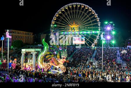 Schwimmt bei Nacht (Medusa) auf der 150. Jährlichen Karnevalsparade der Lichter in Nizza, Place Masséna, an der französischen Riviera. Stockfoto