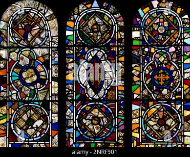 Ein Triptych der drei westlichen Fenster im Schiff der St. Mary's Church, Wreay, Großbritannien Stockfoto