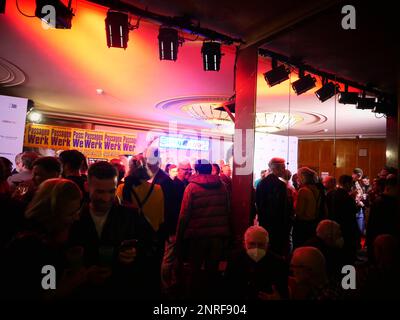 Berlin, Deutschland. 24. Februar 2023. Atmosphäre, aufgenommen auf der Party des Teddy-Filmpreises im Theater Volksbühne in Berlin-Mitte. Kredit: XAMAX/dpa/Alamy Live News Stockfoto