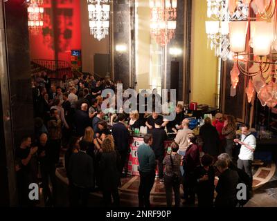 Berlin, Deutschland. 24. Februar 2023. Atmosphäre, aufgenommen auf der Party des Teddy-Filmpreises im Theater Volksbühne in Berlin-Mitte. Kredit: XAMAX/dpa/Alamy Live News Stockfoto