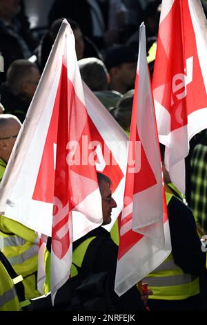 Düsseldorf, Deutschland. 27. Februar 2023. Streikende Flughafenangestellte stehen mit Verdi-Flaggen im Flughafenterminal. Die Gewerkschaft Verdi hat ihre Mitglieder aufgefordert, auf Flughäfen in Nordrhein-Westfalen und im öffentlichen Sektor Warnstreiks zu Unternehmen. Kredit: Federico Gambarini/dpa/Alamy Live News Stockfoto