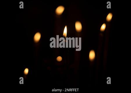 Kerzen brennen im Dunkeln. Kerzenlicht. Stockfoto