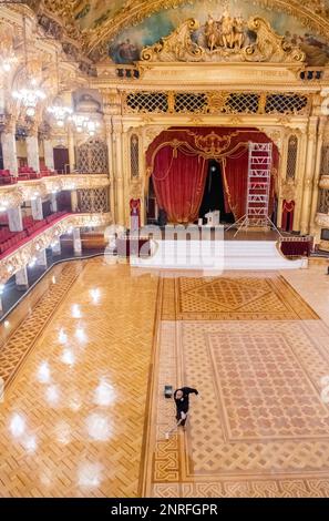 Blackpool Tower Ballroom Floor wird jährlich während eines dreitägigen Erneuerungsprozesses poliert, Blackpool, Großbritannien. Bilddatum: Sonntag, 26. Februar 2023. Stockfoto