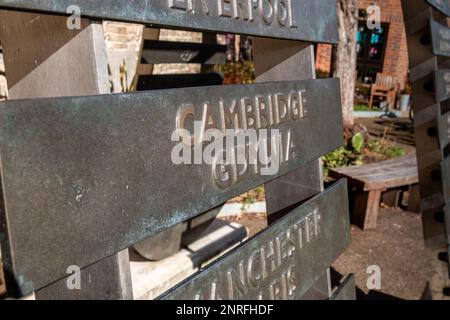 Diese große Skulptur aus Bronze R in Romsey, Cambridge, Großbritannien, feiert die enge Verbindung der Gegend mit der Eisenbahn und die Verbindungen der Einheimischen zu anderen Städten. Stockfoto