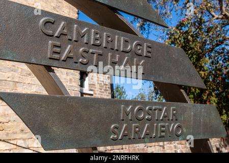 Diese große Skulptur aus Bronze R in Romsey, Cambridge, Großbritannien, feiert die enge Verbindung der Gegend mit der Eisenbahn und die Verbindungen der Einheimischen zu anderen Städten. Stockfoto