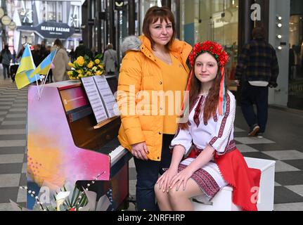 Die 13-jährige ukrainische Flüchtling Alisa Bushuieva spielt die ukrainische Nationalhymne auf einem Klavier in Liverpool One Stockfoto