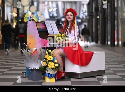 Die 13-jährige ukrainische Flüchtling Alisa Bushuieva spielt die ukrainische Nationalhymne auf einem Klavier in Liverpool One Stockfoto