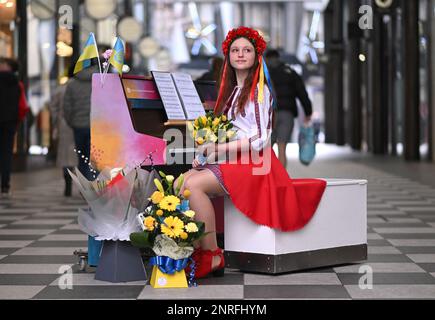 Die 13-jährige ukrainische Flüchtling Alisa Bushuieva spielt die ukrainische Nationalhymne auf einem Klavier in Liverpool One Stockfoto