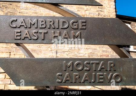 Diese große Skulptur aus Bronze R in Romsey, Cambridge, Großbritannien, feiert die enge Verbindung der Gegend mit der Eisenbahn und die Verbindungen der Einheimischen zu anderen Städten. Stockfoto