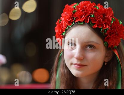 Die 13-jährige ukrainische Flüchtling Alisa Bushuieva spielt die ukrainische Nationalhymne auf einem Klavier in Liverpool One Stockfoto