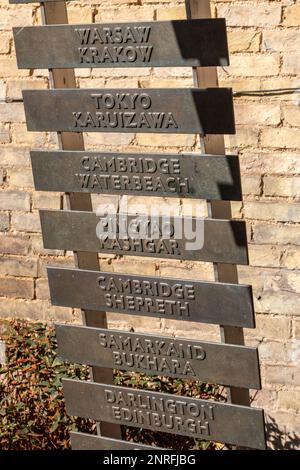 Diese große Skulptur aus Bronze R in Romsey, Cambridge, Großbritannien, feiert die enge Verbindung der Gegend mit der Eisenbahn und die Verbindungen der Einheimischen zu anderen Städten. Stockfoto