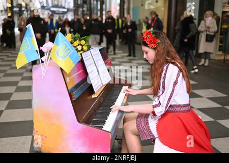 Die 13-jährige ukrainische Flüchtling Alisa Bushuieva spielt die ukrainische Nationalhymne auf einem Klavier in Liverpool One Stockfoto