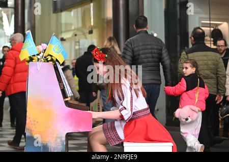 Die 13-jährige ukrainische Flüchtling Alisa Bushuieva spielt die ukrainische Nationalhymne auf einem Klavier in Liverpool One Stockfoto