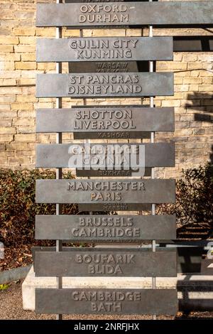 Diese große Skulptur aus Bronze R in Romsey, Cambridge, Großbritannien, feiert die enge Verbindung der Gegend mit der Eisenbahn und die Verbindungen der Einheimischen zu anderen Städten. Stockfoto