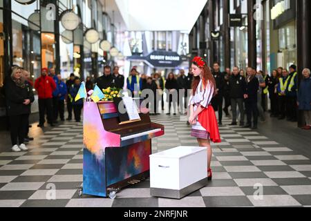 Die 13-jährige ukrainische Flüchtling Alisa Bushuieva spielt die ukrainische Nationalhymne auf einem Klavier in Liverpool One Stockfoto