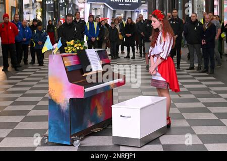 Die 13-jährige ukrainische Flüchtling Alisa Bushuieva spielt die ukrainische Nationalhymne auf einem Klavier in Liverpool One Stockfoto