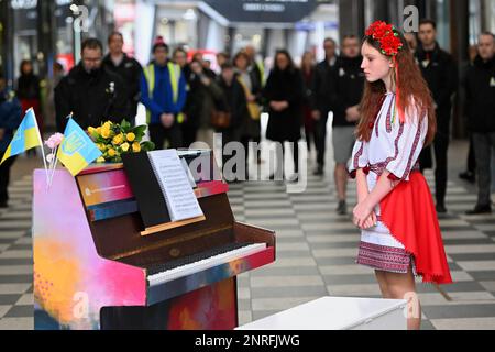 Die 13-jährige ukrainische Flüchtling Alisa Bushuieva spielt die ukrainische Nationalhymne auf einem Klavier in Liverpool One Stockfoto