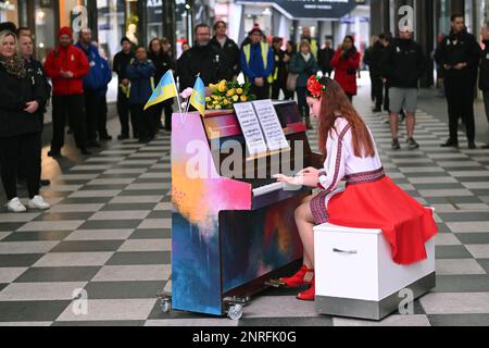 Die 13-jährige ukrainische Flüchtling Alisa Bushuieva spielt die ukrainische Nationalhymne auf einem Klavier in Liverpool One Stockfoto