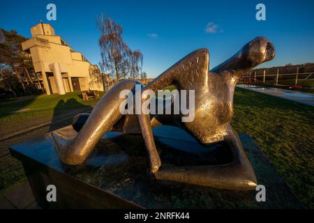 UEA Norwich Sculpture Park HENRY MOORE liegende Figur, 1956–62 Stockfoto